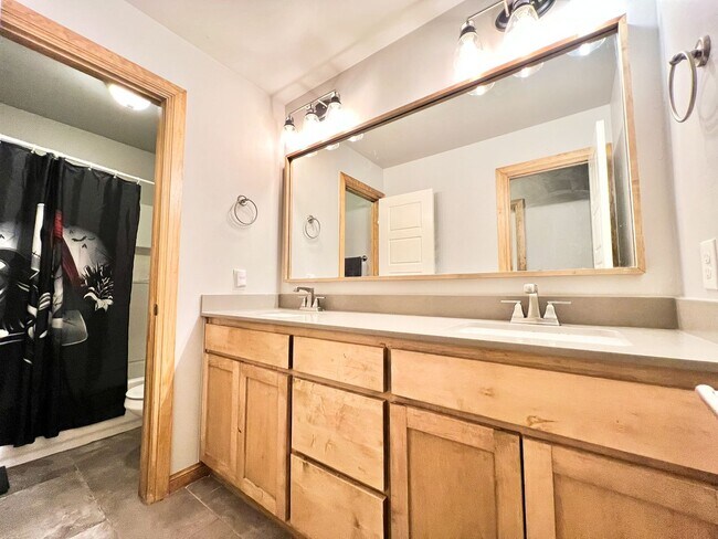 Building Photo - ?4 Bedroom Home plus Study Room! Yukon Sch...