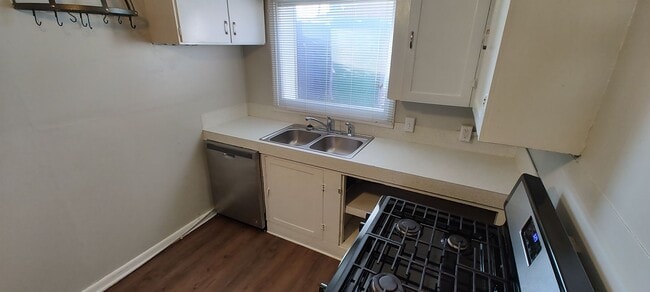 Building Photo - FANTASTIC Basement Unit!!!!