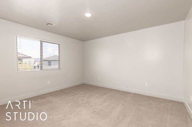 Building Photo - Amazing 4 bed | 2 1/2 bath | 2 car garage ...