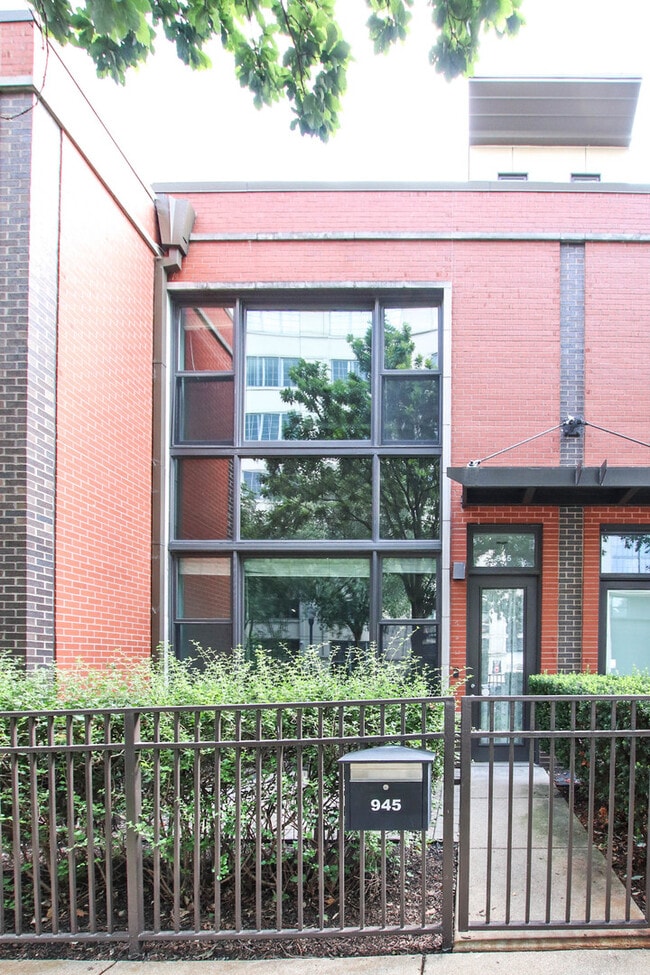 Building Photo - 945 N Kingsbury St