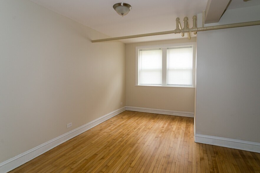 Building Photo - 4830 W Addison St