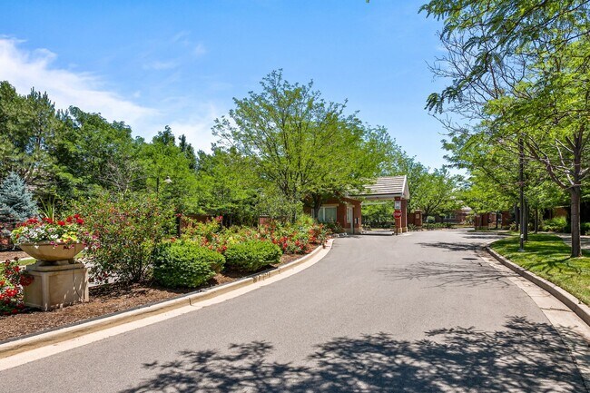 Building Photo - 11 Sommerset Cir