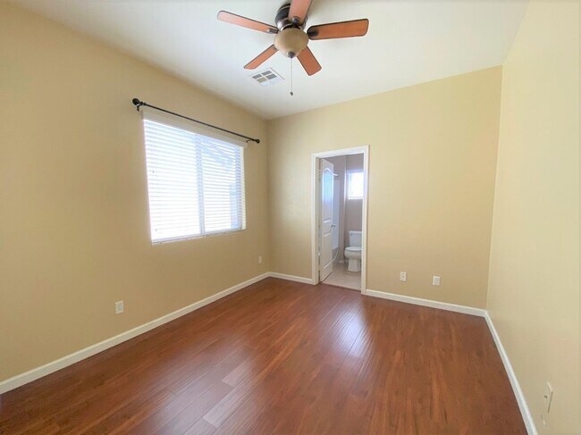 Building Photo - 3 Bed 2.5 Bath Pecos and Washburn