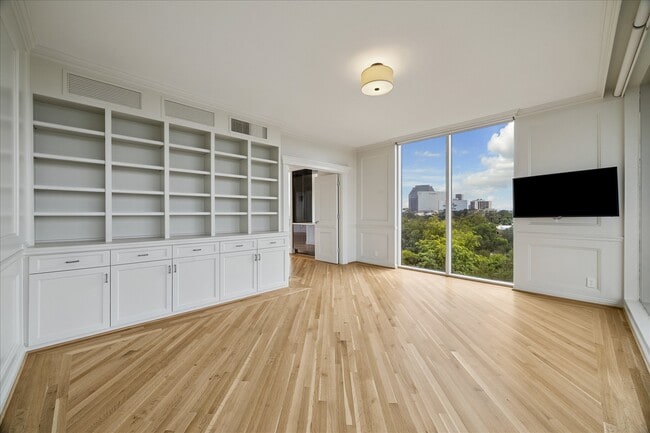 Building Photo - 121 N Post Oak Ln