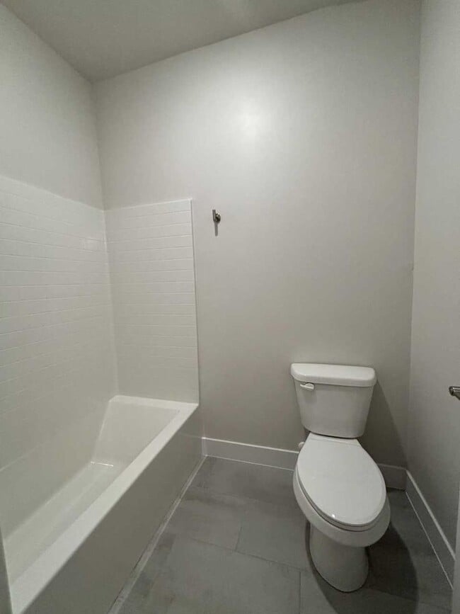 Building Photo - Beautiful Crimson Park Townhome!