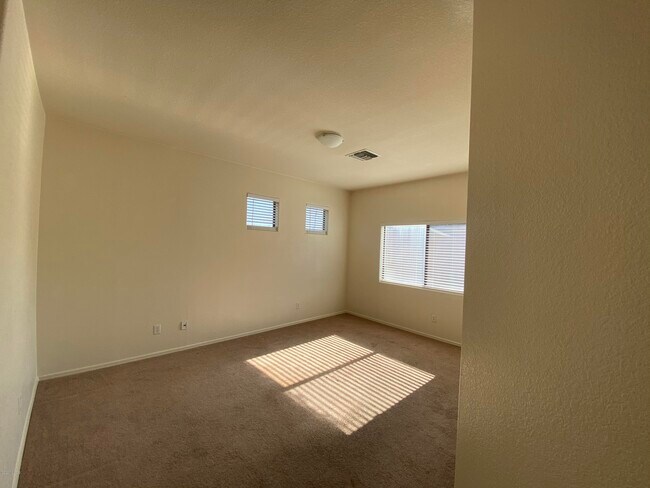 Building Photo - 1262 E Weimer Cir