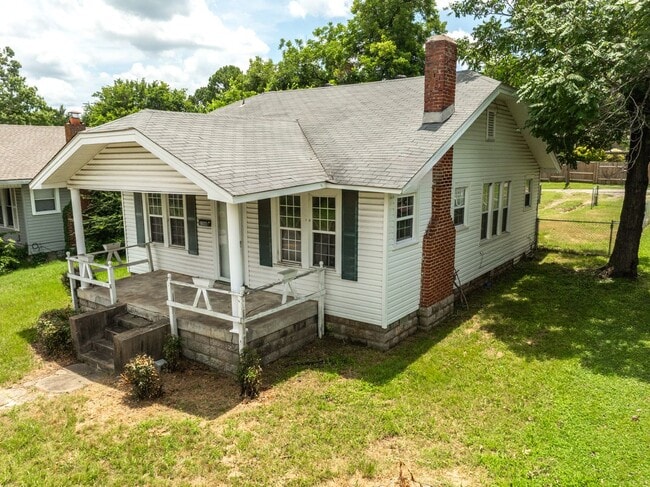 Building Photo - Freshly Updated 3 Bedroom House