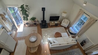 Bright, open, spacious loft apartment. 1 bedroom on main floor, 2nd BR or extra living space in loft - 156 Henry St