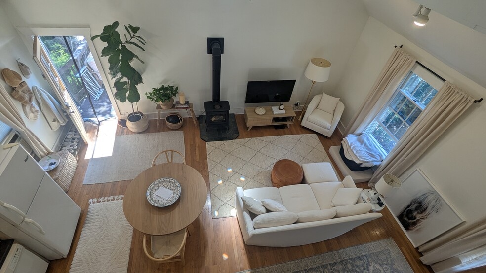 Bright, open, spacious loft apartment. 1 bedroom on main floor, 2nd BR or extra living space in loft - 156 Henry St