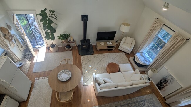 Bright, open, spacious loft apartment. 1 bedroom on main floor, 2nd BR or extra living space in loft - 156 Henry St