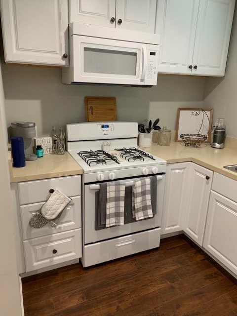 furnished kitchen - 19723 Hiawatha St