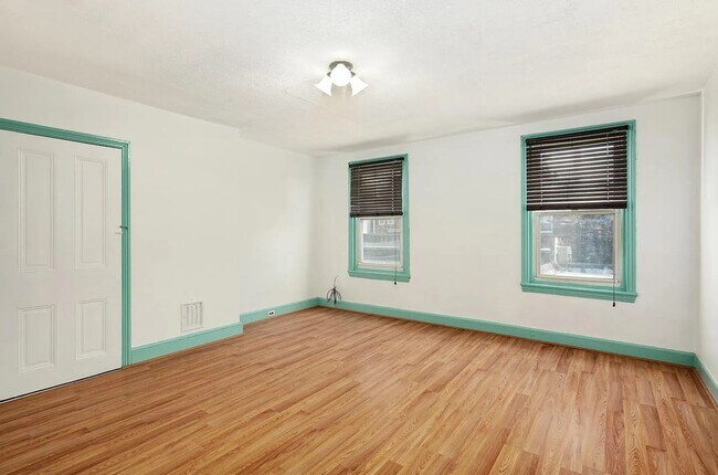 Building Photo - Four Bed Norris Square Home