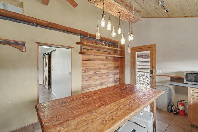 Building Photo - 358 S 8th St