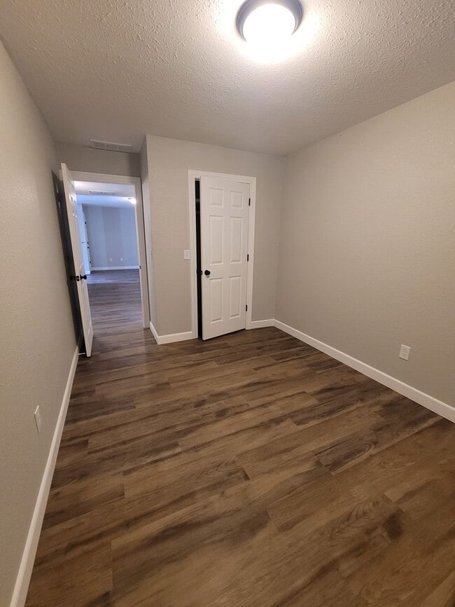 Building Photo - FULLY REMODELED 2 Bedroom Apartment