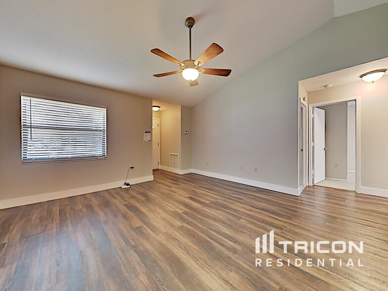 Building Photo - 1074 Deer Hollow Way
