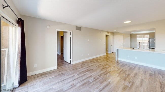 Building Photo - 8070 W Russell Rd