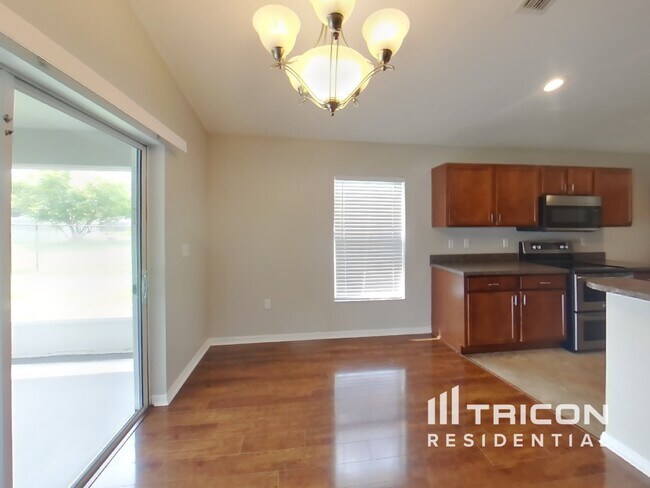 Building Photo - 2704 Oak Hammock Loop