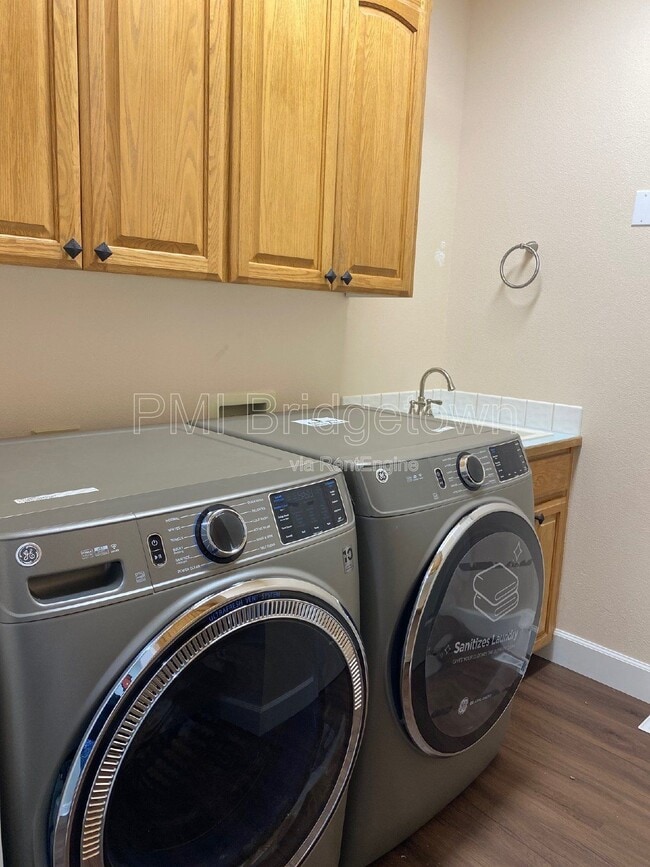 Building Photo - 12805 SE Spring Mountain Dr