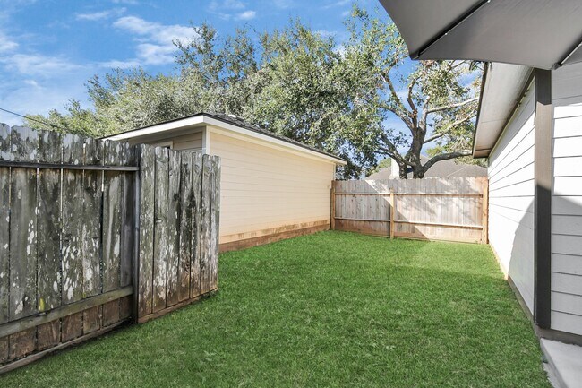Building Photo - 3947 Carriage Park Row