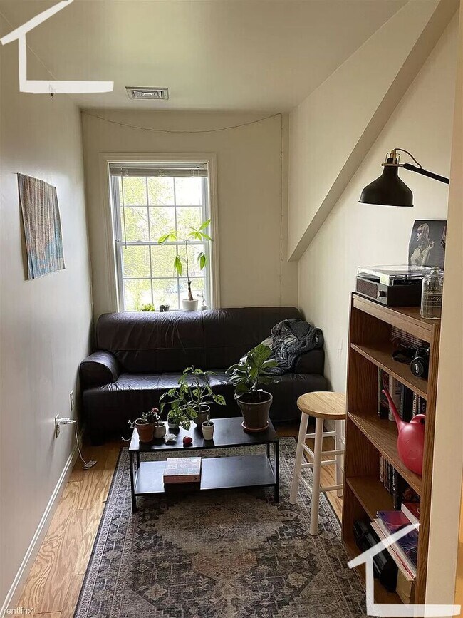 Building Photo - Modern Triplex Apartment with 1 Parking Included.  Conveniently Located.  NO FEE