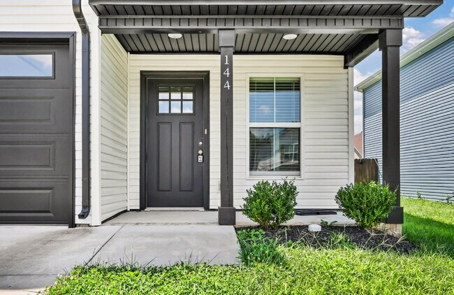 Building Photo - !!FIRST HALF-MONTH OF RENT FREE!! Beautiful 3-bed, 2.5-bath home with a bright, open floor plan.