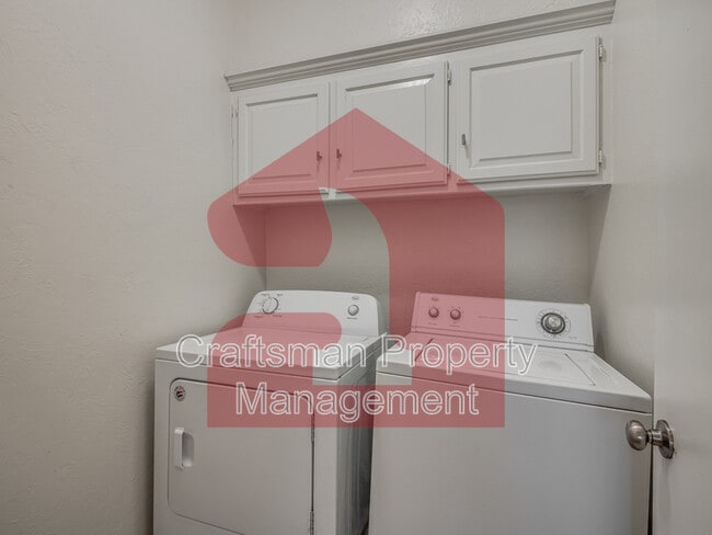 Building Photo - 2708 Silvertree Dr