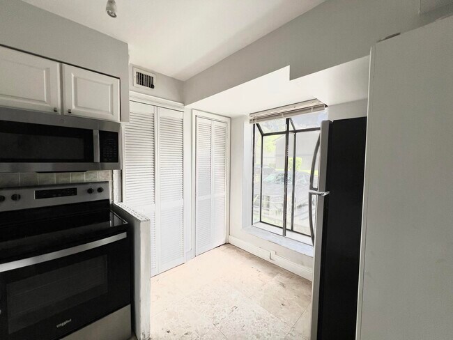 Building Photo - 717 Gardens Dr