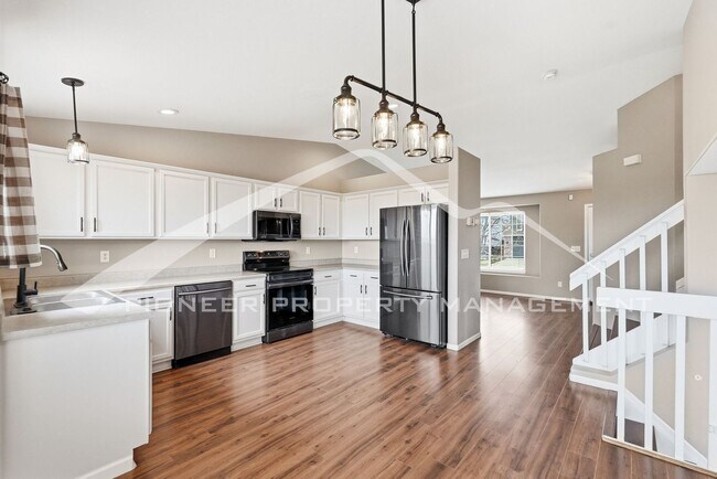 Building Photo - Spacious Home with Central AC and Washer/Dryer