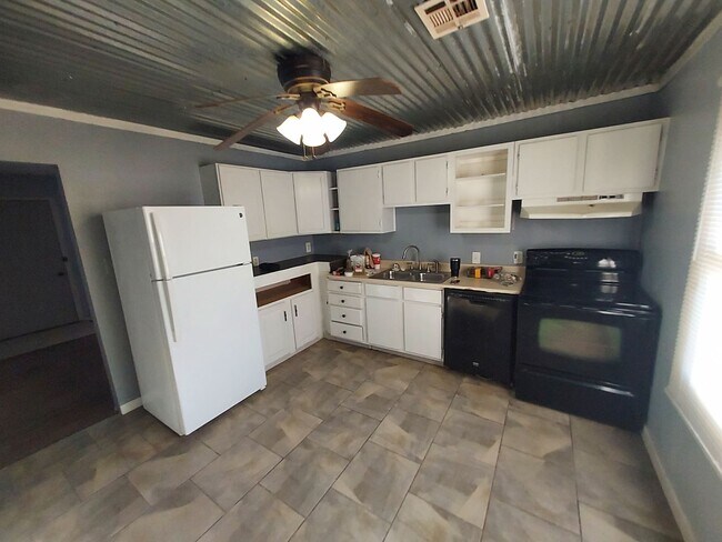 Building Photo - 3 bedroom 1 bath