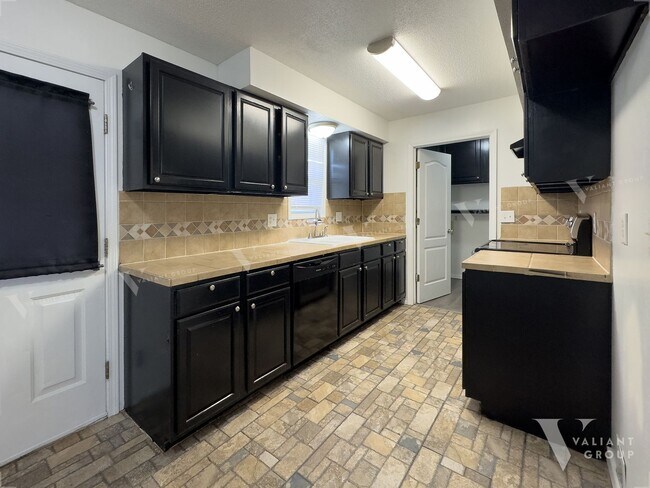 Building Photo - Spacious 4 Bedroom Ozark Home