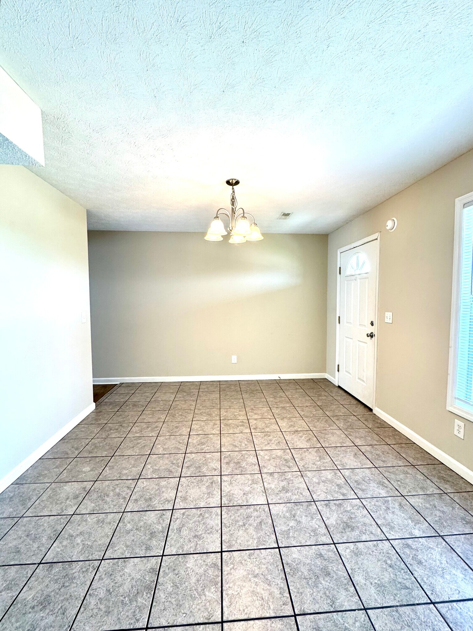 Building Photo - 638 Hampton Way