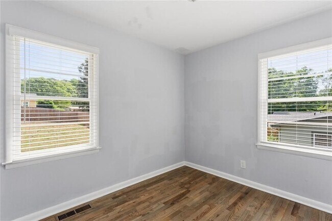 Building Photo - 2363 Beverly Ln