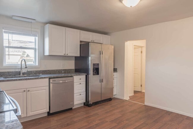 Building Photo - UPDATED 2 Bedrm  1Bath Home - Granite, Stainless Steel Appliances