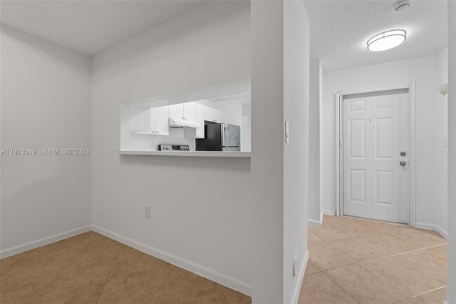 Building Photo - 390 City View Dr