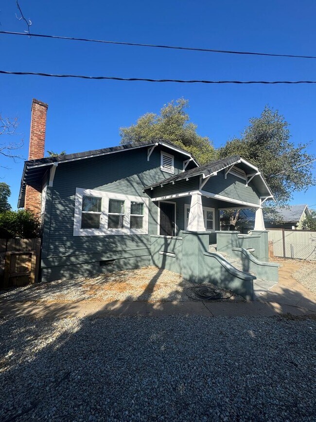 Building Photo - 1456 Magnolia Ave