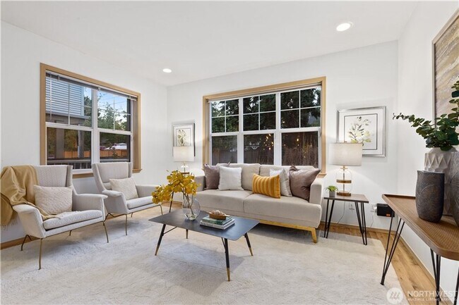 Building Photo - Spacious 3bd/3ba Townhouse