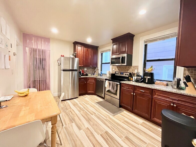 Building Photo - 2 Parker Hill Ter