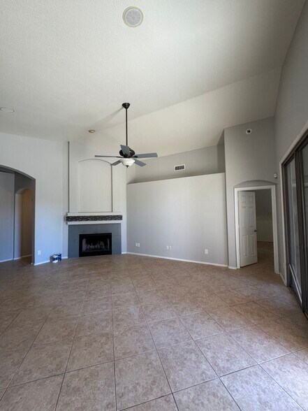 Building Photo - 2523 E Parkside LN