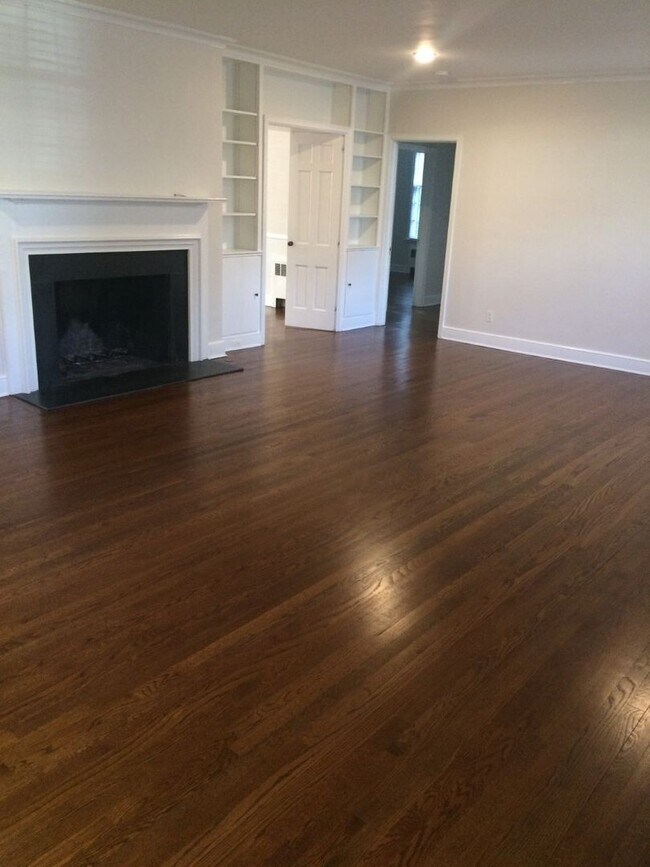 Building Photo - Old Luxury in Irving Park