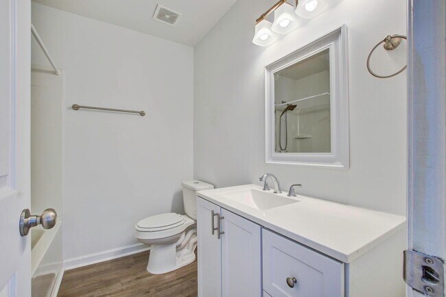 Building Photo - 605 Michigan Ct