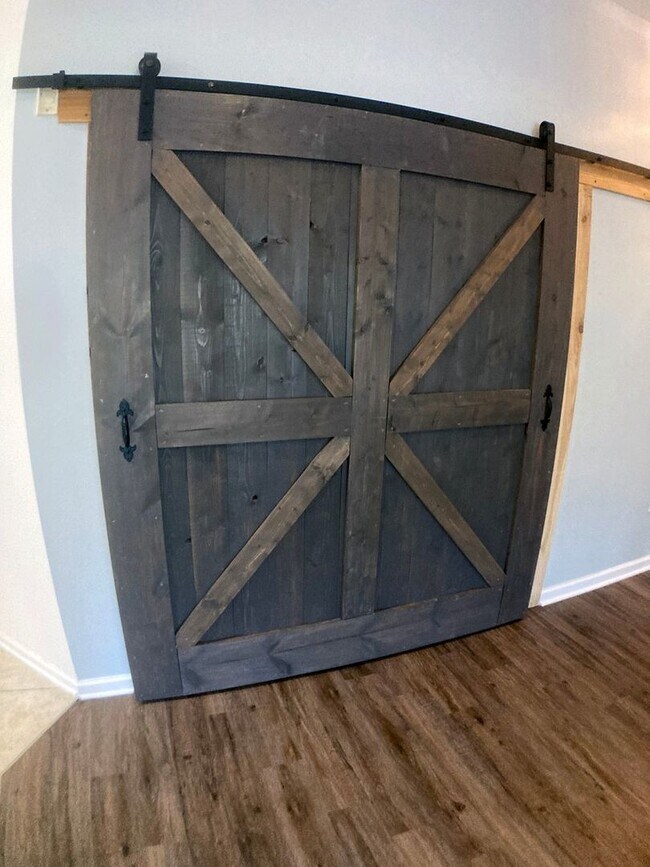 Building Photo - ***SPECIAL - TWO WEEKS FREE*** Spacious 3-...