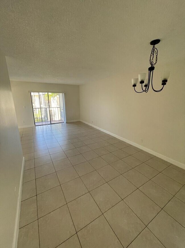 Building Photo - 6844 Palmetto Cir S