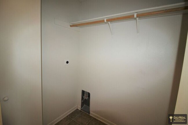 Building Photo - Now Leasing – 401 W Ave E, Unit B