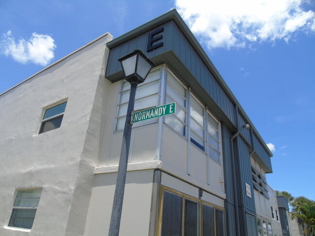 Building Photo - 219 Normandy Ln