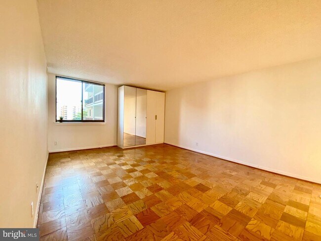 Building Photo - 3800 Fairfax Dr