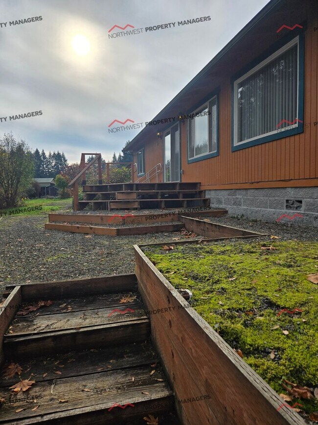 Building Photo - STATUS: *RENTED*| R66C | $1395 + $200 flat rate utility surcharge W/S/E