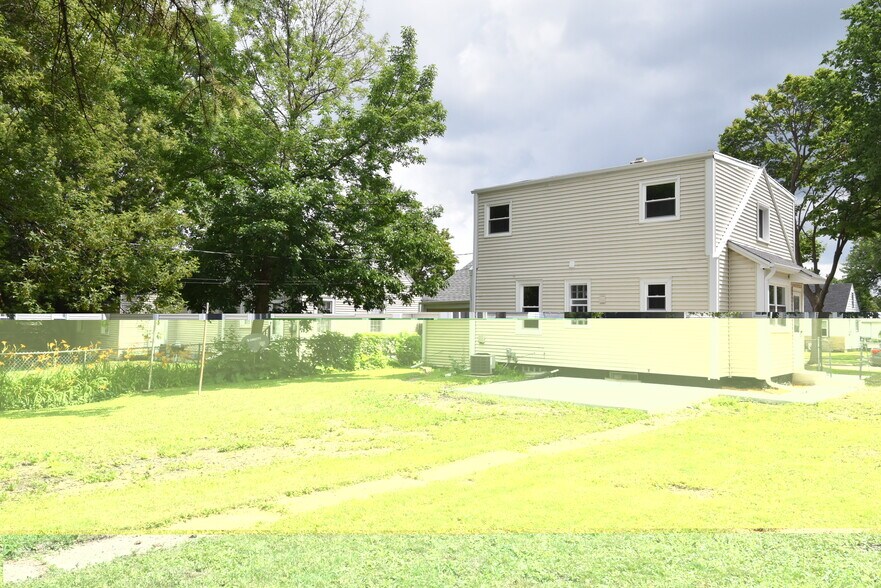 Building Photo - 3555 S 87th St