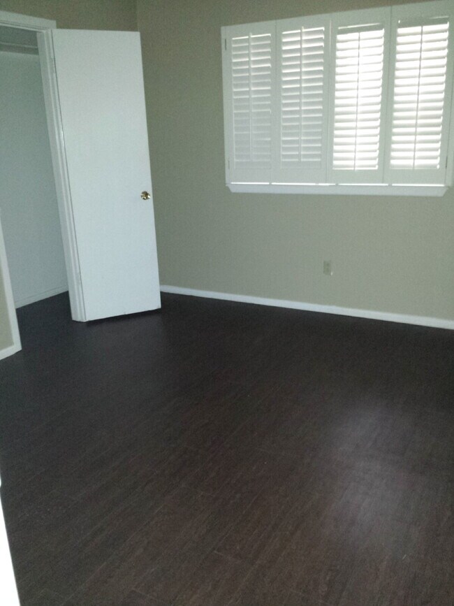 Building Photo - Great Centrally Located Property,Tech, Med...