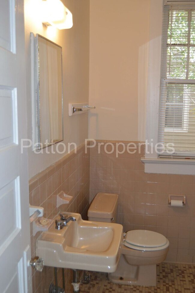 Building Photo - 1315-1317 Summerville Avenue - Inside CoC ...