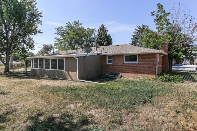 Building Photo - 2408 Lake Dr